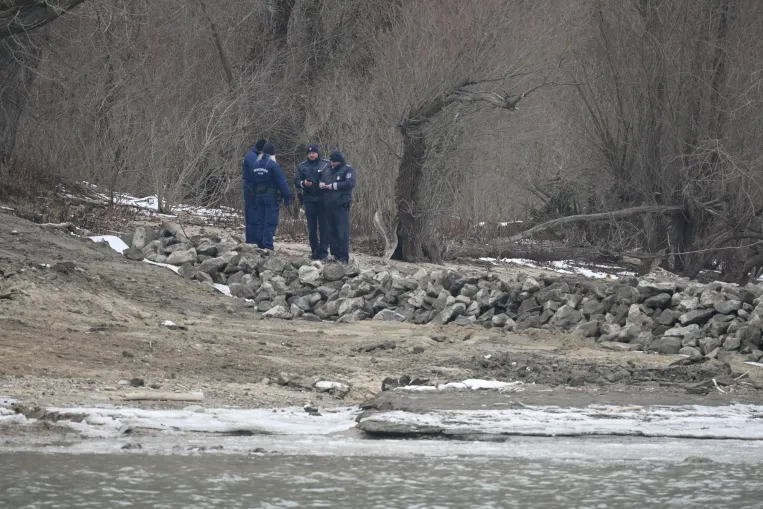 Csővezetéknek látszó elem vezet egy parti villa felől a Dunába, aggódnak a pilismarótiak