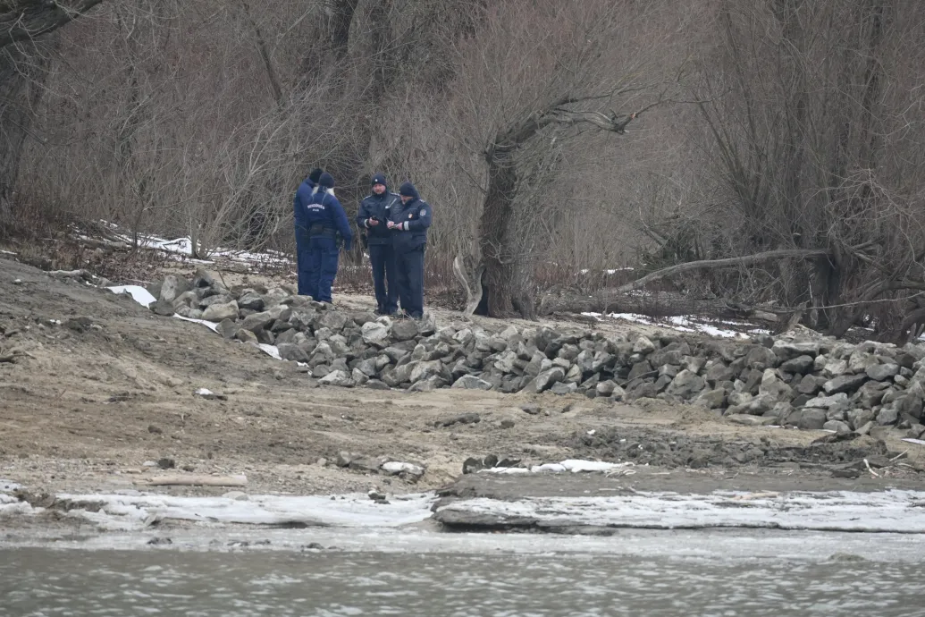 Csővezetéknek látszó elem vezet egy parti villa felől a Dunába, aggódnak a pilismarótiak