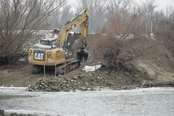 Pihenő munkagép, a kis öböl a villával és a kőrakás vége – Fotó: Tenczer Gábor / Telex