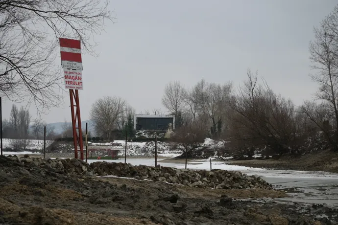 Pihenő munkagép, a kis öböl a villával és a kőrakás vége – Fotó: Tenczer Gábor / Telex