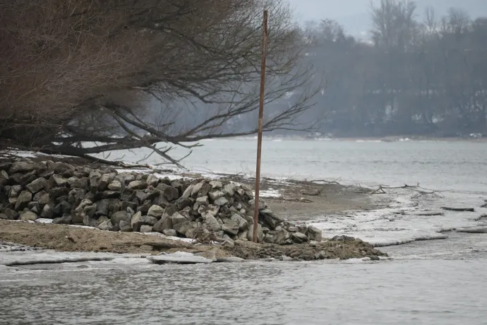 Pihenő munkagép, a kis öböl a villával és a kőrakás vége – Fotó: Tenczer Gábor / Telex