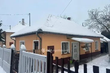 Egy olcsóbb budapesti lakás árából itt kert és alföldi nyugalom jár a házat keresőknek