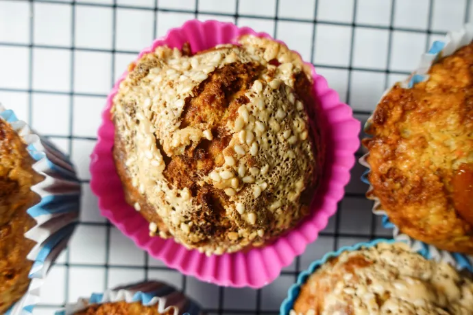 Egy szezámos-tahinis-répás muffin – Fotó: Ács Bori / Telex
