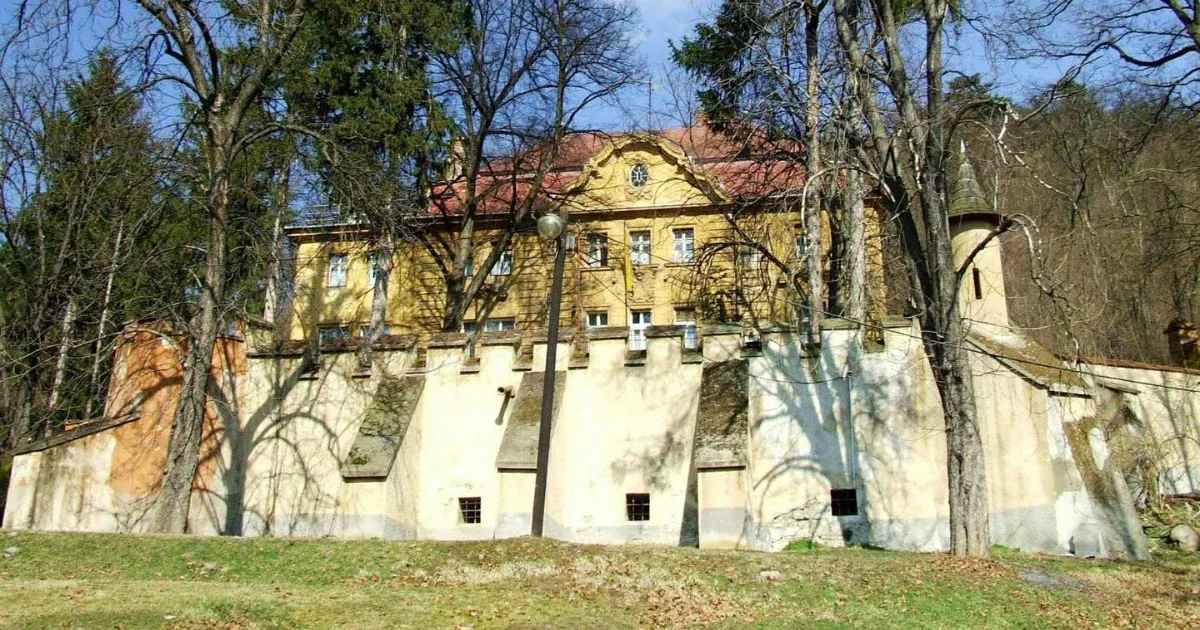 A MÁV szerint csak egy eladó, lerobbant üdülő az, amit Hadházy csókoskastélynak nevezett