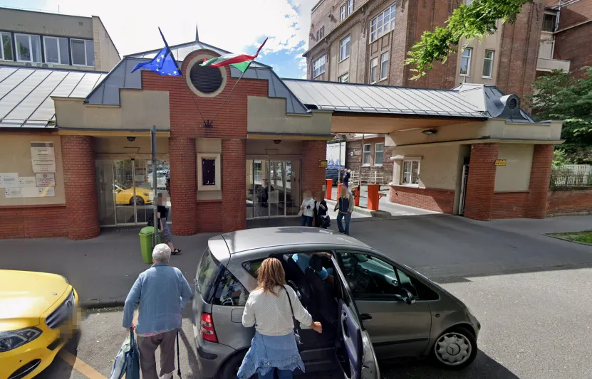 Más osztályokra visznek át betegeket a Bajcsy kórházban, egy teljes emelet sötéten és üresen áll