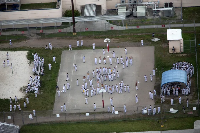 Fogvatartottak az Alligator Alcatraz elnevezésű idegenrendészeti gyűjtőközpontban, a floridai Everglades mocsárvidéken – Fotó: Alon Skuy / Getty Images