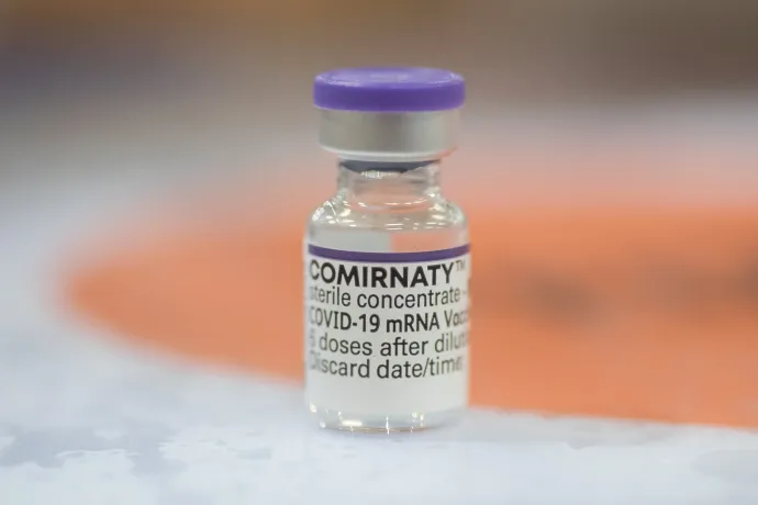 Fact-check: Tényleg tele vannak szennyező anyagokkal a szervezetünkben hónapokig keringő és a DNS-be beépülő mRNS-vakcinák?