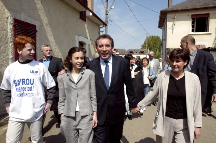 François Bayrou családjával az elnökválasztás első fordulóját követően 2002. április 19-én Borderes-ban – Fotó: Gilles Bassignac / Gamma-Rapho / Getty Images