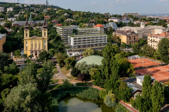 Olyan magas lenne, mint a templom: lakóparkot építenének a Feneketlen-tóhoz, huzavona indult a lakókkal