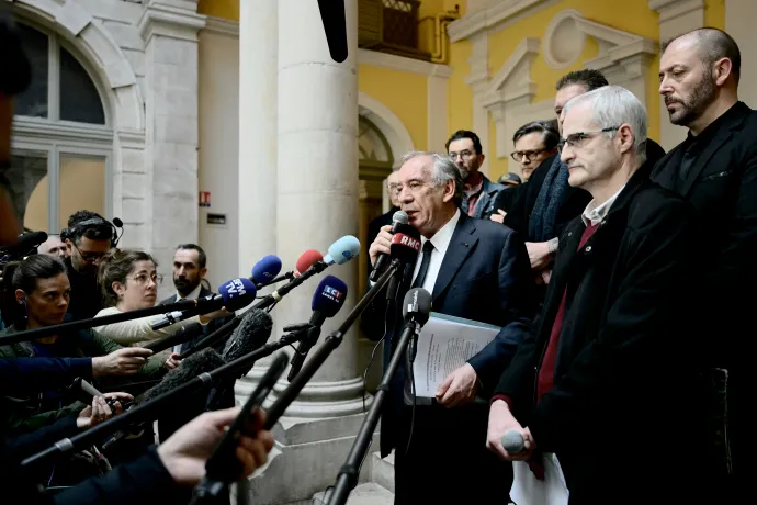 François Bayrou sajtótájékoztatót tart Pau-ban, miután találkozott a Notre-Dame-de-Betharram-i erőszak áldozatainak képviselőjével Alain Esquerre-rel (jobbra szemüvegben) 2025. február 15-én – Fotó: Philippe Lopez / AFP