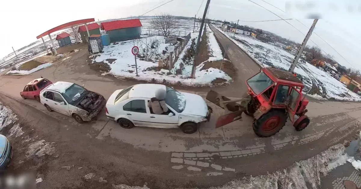 Roncsautókat vontatott a belarusz traktor Nyárlőrincen, a rendőrség a horrorkaraván nyomába eredt