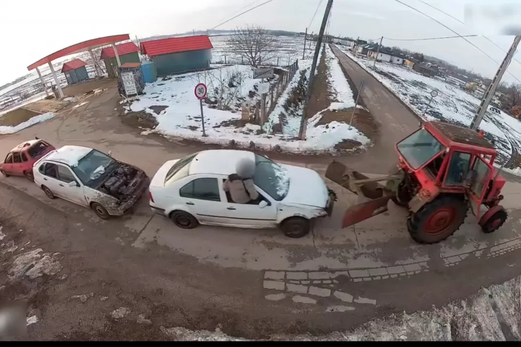 Roncsautókat vontatott a belarusz traktor Nyárlőrincen, a rendőrség a horrorkaraván nyomába eredt