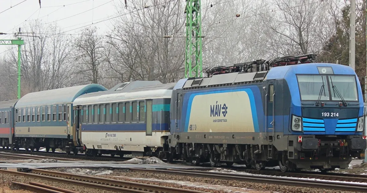 Az ÉKM szerint azért rakott össze ötfajta kocsiból vonathibridet a MÁV, mert úgy olcsóbb rajta utazni