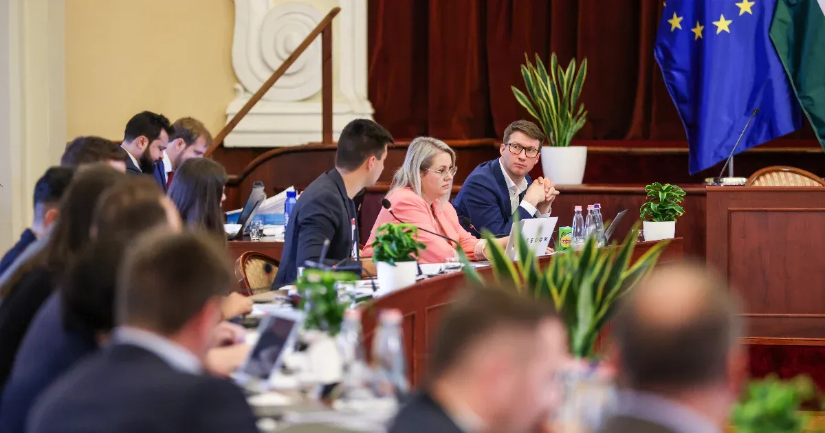 A háború lezárását és a „migrációs paktumot” is napirendre tűzi a Fidesz a Fővárosi Közgyűlésben