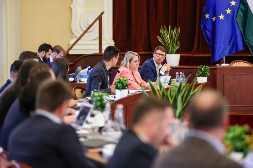 A háború lezárását és a „migrációs paktumot” is napirendre tűzi a Fidesz a Fővárosi Közgyűlésben