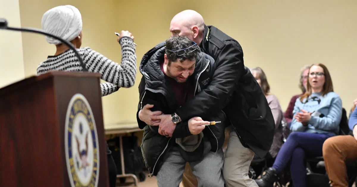 Ismeretlen, maró szagú folyadékkal támadták meg Minnesota képviselőjét