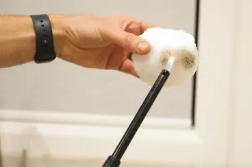 Fact-check: Tényleg műanyagból van a hó, azért kormosodik?