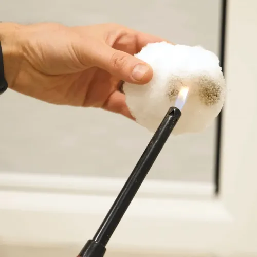 Fact-check: Tényleg műanyagból van a hó, azért kormosodik?