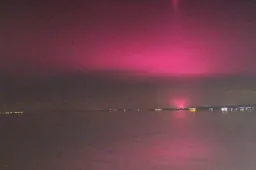 Rózsaszín fényoszlop világította meg a Balatont