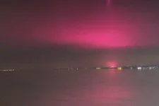 Rózsaszín fényoszlop világította meg a Balatont