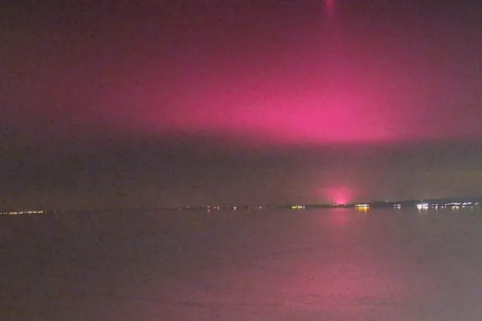Rózsaszín fényoszlop világította meg a Balatont