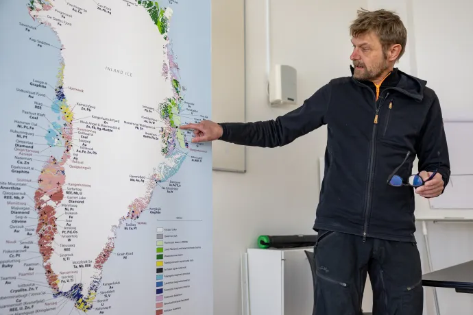 Thomas Varming geológus ritka ásványok és nemesfémek lelőhelyeit mutatja be egy felmérési térképen a Grönlandi Egyetemen, Nuukban, 2025. március 5-én – Fotó: Odd Andersen / AFP