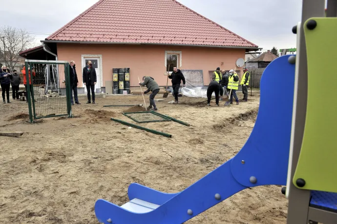 Közmunkások dolgoznak egy helyi felzárkózási program indulásáról tartott sajtótájékoztató után a Pest megyei Csörögön 2021. január 28-án – Fotó: Kovács Attila / MTI