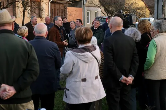 Lázár János egy hódmezővásárhelyi utcafórumon a 2018-as választások előtt – Fotó: Lázár János / Facebook