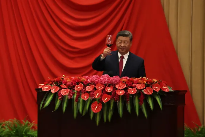 Hszi Csin-ping kínai elnök pohárköszöntőt mond a pekingi Nagy Népi Csarnokban a kínai vértanúk napján tartott fogadáson 2025. szeptember 30-án – Fotó: Andrés Martínez Casares / EPA / MTI