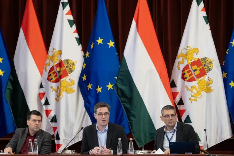 Nem jött be a Fidesz trükkje a Tisza ellen a Fővárosi Közgyűlésben, ahol a tűzifaerdőbe beszaladó képviselőről is szó volt