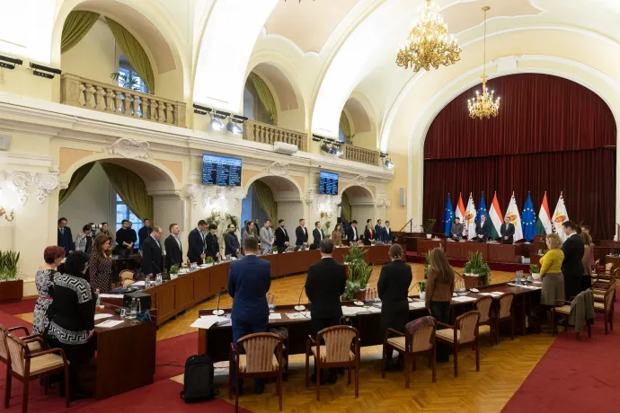 Nem jött be a Fidesz trükkje a Tisza ellen a Fővárosi Közgyűlésben, ahol a tűzifaerdőbe beszaladó képviselőről is szó volt