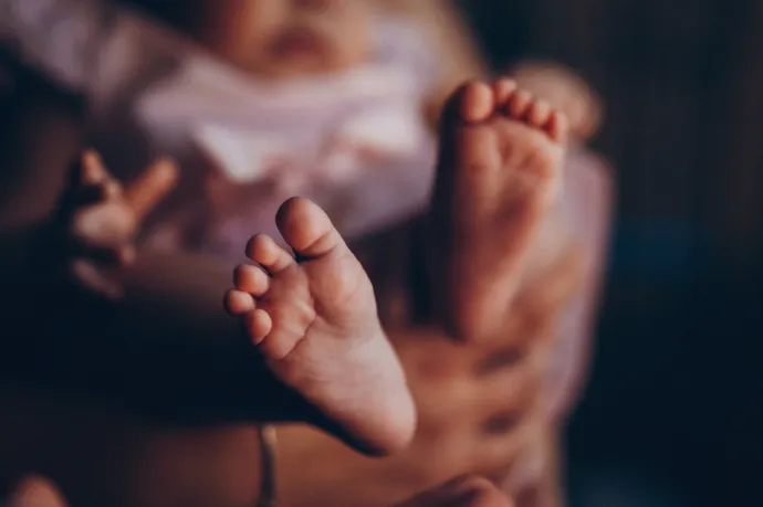 Roma kislányt akart örökbe fogadni egy brit házaspár Budapesten, a magyar hatóságok mindent megtettek, hogy ne sikerüljön nekik