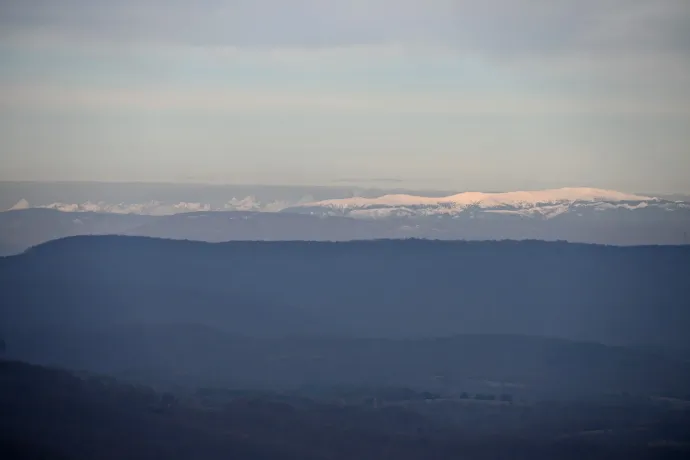 Kilátás a Szilvás-kő oldalából a Tátrára és a Szilvás rétre – Fotó: Tenczer Gábor / Telex
