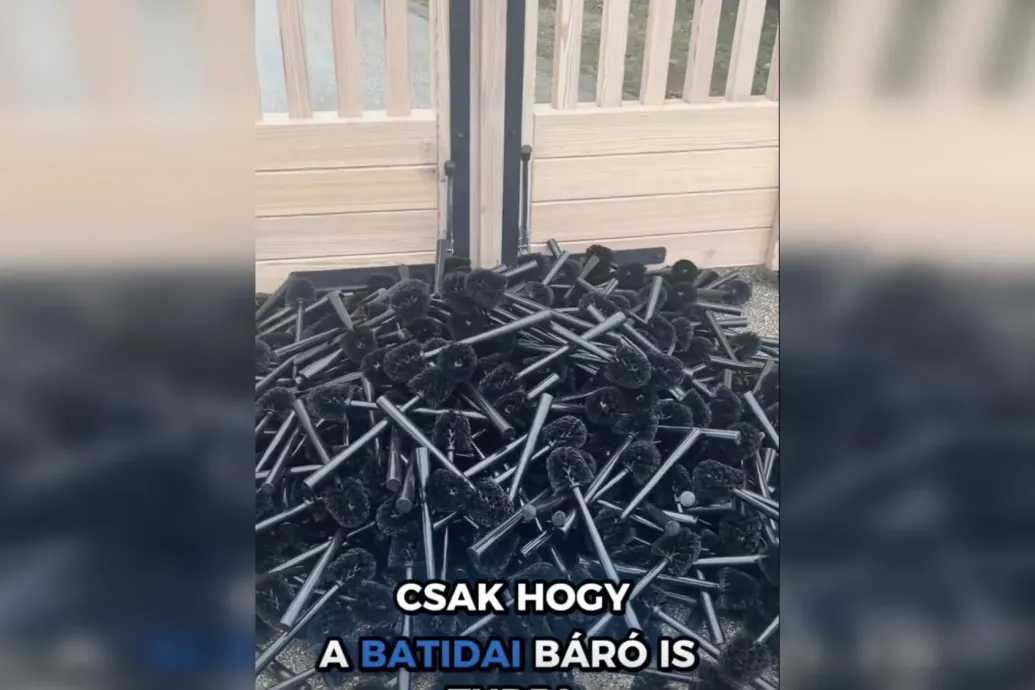 Több száz WC-kefét borított a batidai kastély elé Fekete-Győr András és Lőcsei Lajos