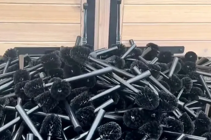 Több száz WC-kefét borított a batidai kastély elé Fekete-Győr András és Lőcsei Lajos