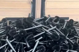 Több száz WC-kefét borított a batidai kastély elé Fekete-Győr András és Lőcsei Lajos