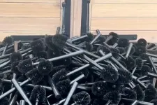 Több száz WC-kefét borított a batidai kastély elé Fekete-Győr András és Lőcsei Lajos