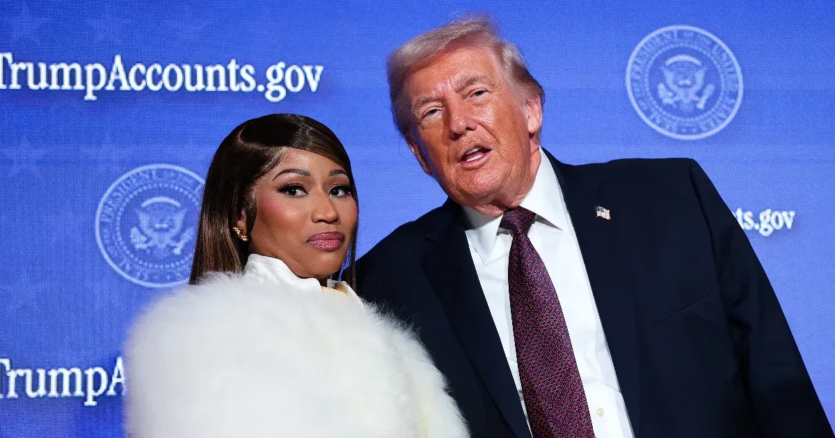 Donald Trump kézen fogva kísérte a mikrofonhoz a Trump-számlákat több mint 100 ezer dollárral támogató Nicki Minaj-t