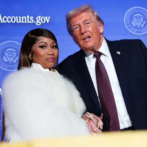 Donald Trump kézen fogva kísérte a mikrofonhoz a Trump-számlákat több mint 100 ezer dollárral támogató Nicki Minajt