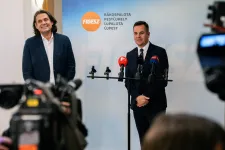 Ezért tüntethetik fel a Fidesz-frakció Facebook-hirdetéseinél, hogy az Országgyűlés Hivatala fizette azokat