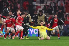 Mourinho intett a kapusának, aki előrement, és gólt fejelt, ezzel ment tovább a Benfica a BL-ben