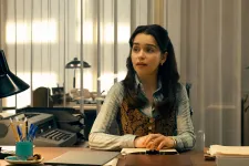 Emilia Clarke Budapesten forgatott kémsorozattal hagyja maga mögött a sárkányokat