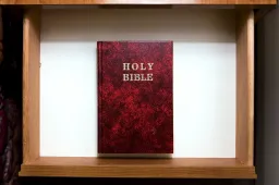 Hogy kerül a Biblia a szállodai szobákba?