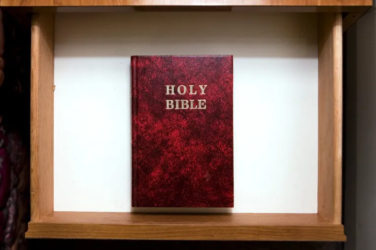 Hogy kerül a Biblia a szállodai szobákba?