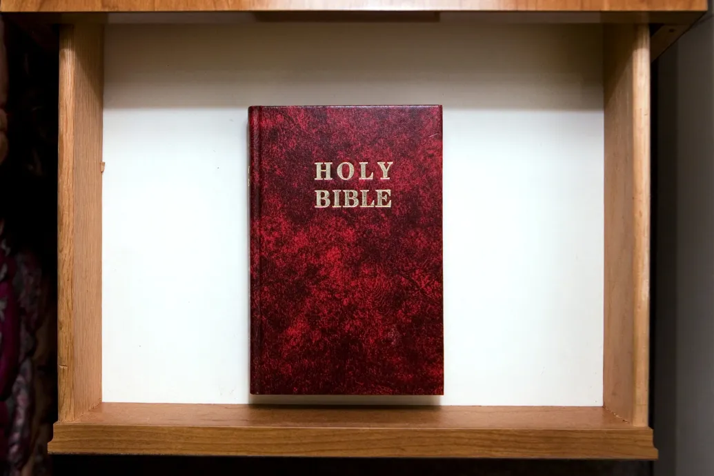 Hogy kerül a Biblia a szállodai szobákba?
