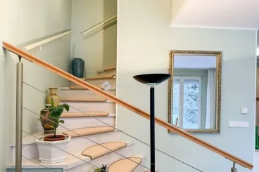 A frissen vágott fa, a vadkovászos kenyér illata terjeng a környék lakásaiban