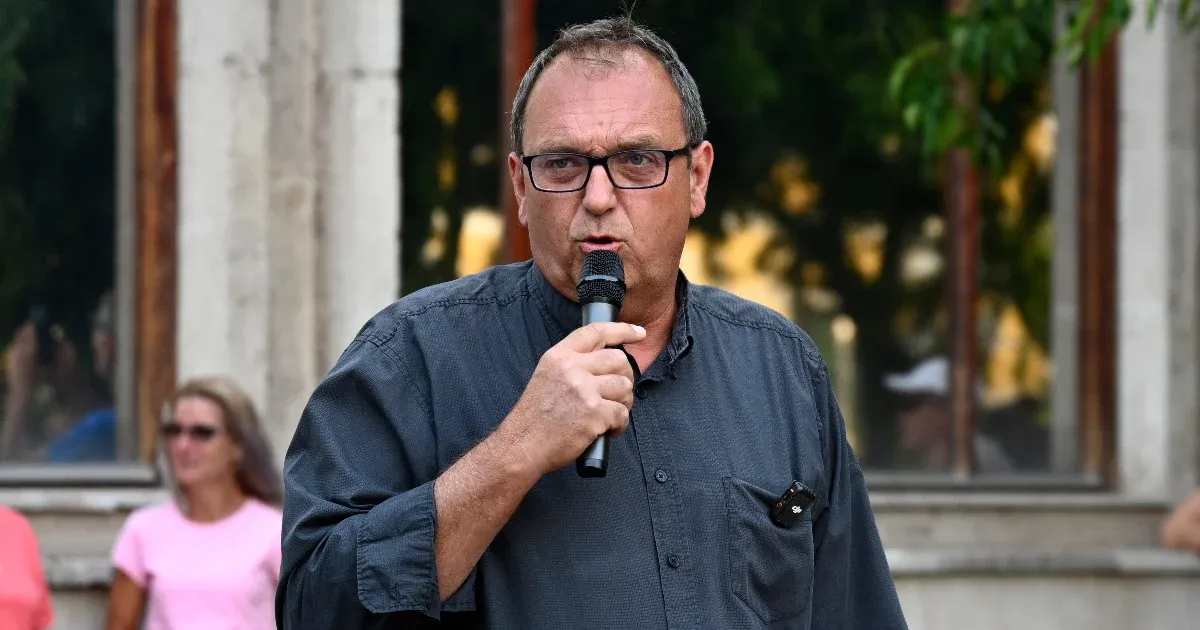 Házkutatás után bevitte a rendőrség a DK-s Mezei Zsoltot, Dunaújváros alpolgármesterét