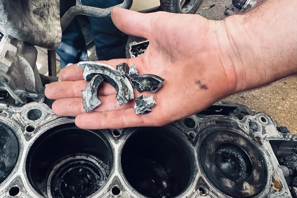 Felrobbant egy dugattyú a Jaguar motorjában, évekig kellett pereskedni, hogy a kereskedés vállalja a felelősséget