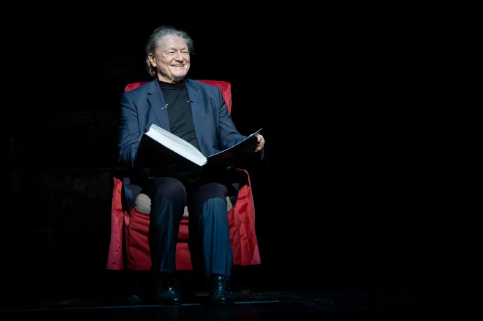 Hegedűs D. Géza, az előadás rendezője a Vígszínház színpadán – Fotó: Vígszínház/Gordon Eszter