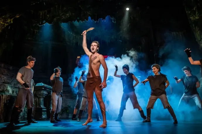 Reider Péter Maugli szerepében A dzsungel könyve 1500. előadásán – Fotó: Vígszínház/Gordon Eszter